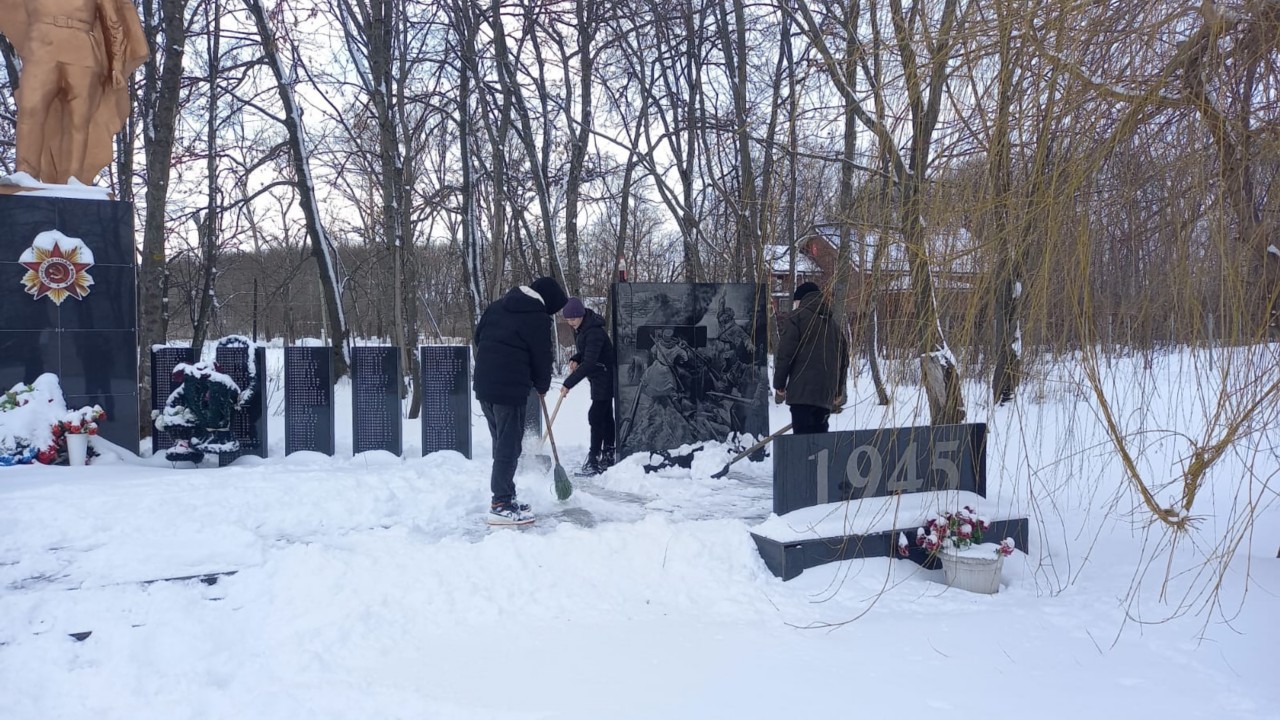 Уборка памятных мемориалов воинов ВОв.